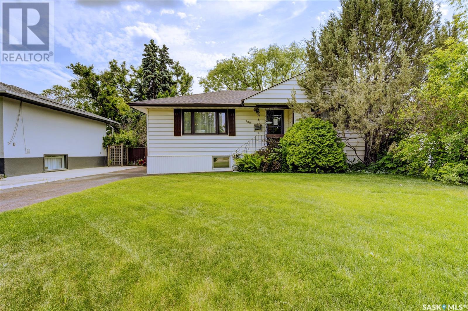 Property at 628 2nd STREET E image 2