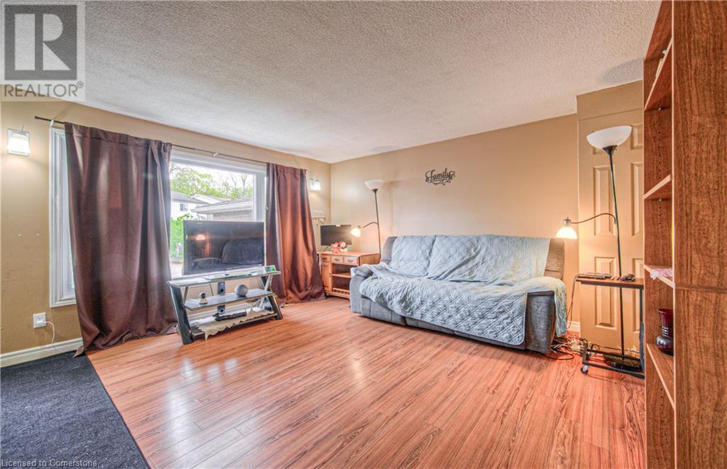 Property at 528 PARKVIEW Crescent image 3