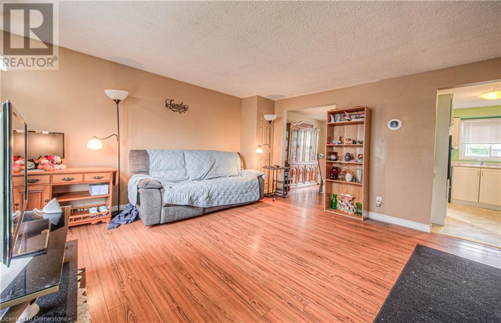 Property at 528 PARKVIEW Crescent image 5