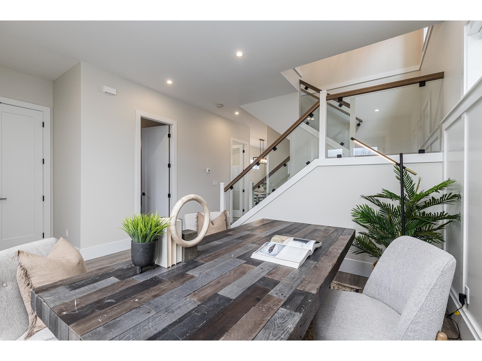 Property at 16742 20A AVENUE image 4