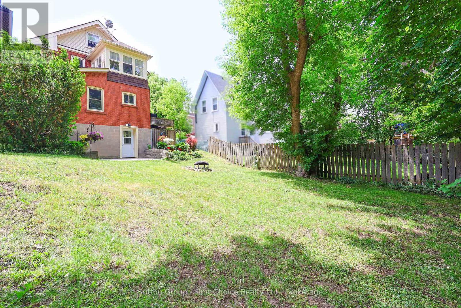 74 Cobourg Street, Stratford, Ontario  N5A 3E6 - Photo 8 - X12232877