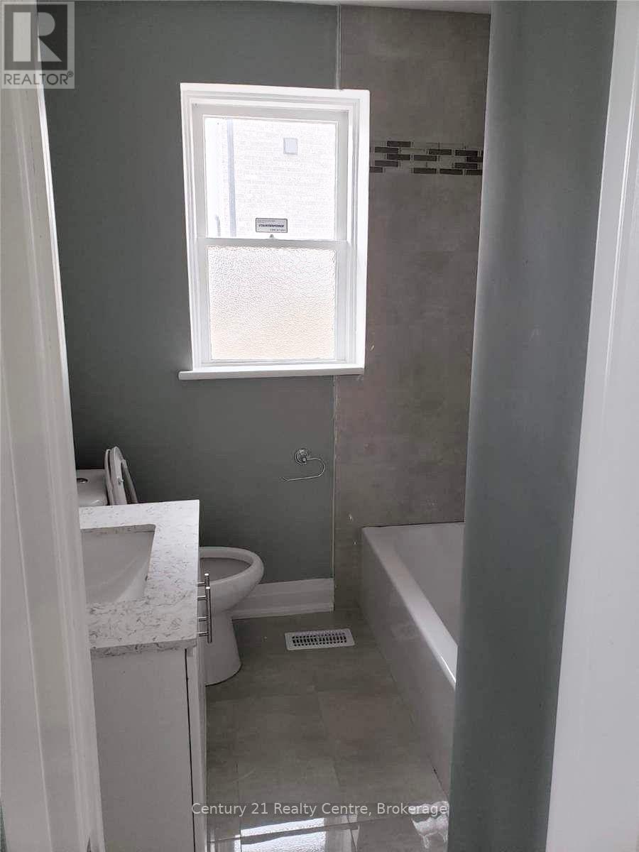 1491 Pembroke Drive, Oakville, Ontario  L6H 1V6 - Photo 10 - W12233660