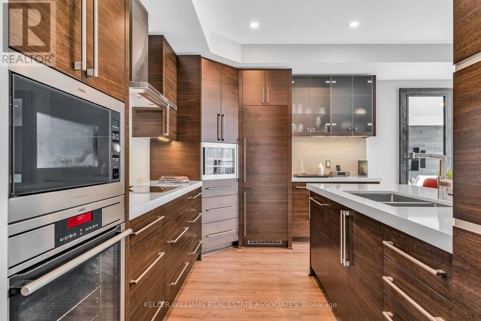 609 - 1 Hurontario Street, Mississauga (Port Credit), Ontario  L5G 0A3 - Photo 12 - W12233925