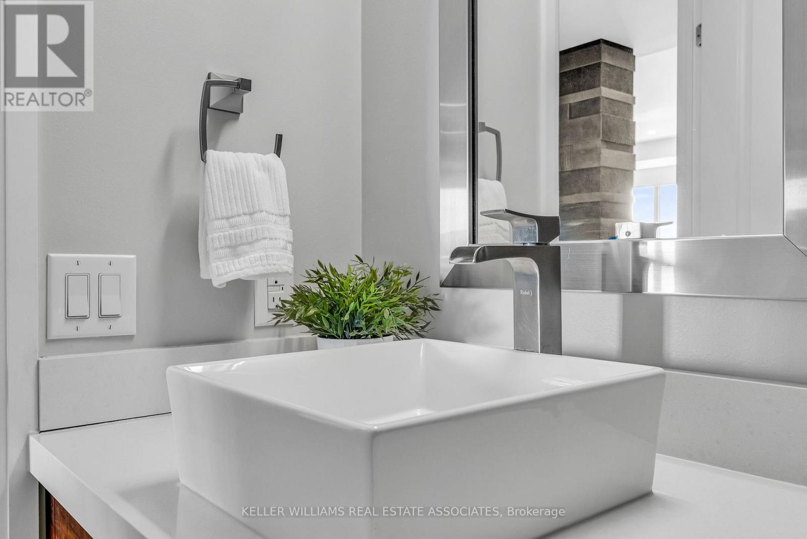 609 - 1 Hurontario Street, Mississauga (Port Credit), Ontario  L5G 0A3 - Photo 32 - W12233925