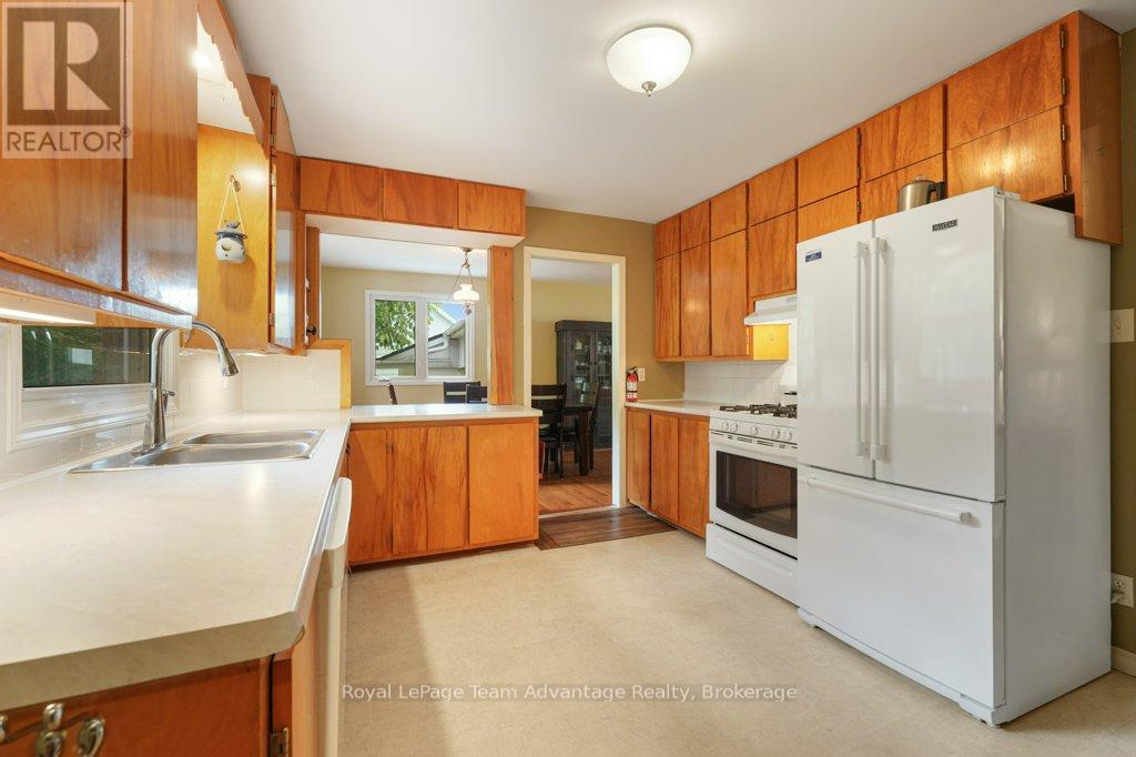 1 Victoria Avenue, Parry Sound, Ontario  P2A 2B9 - Photo 8 - X12233147