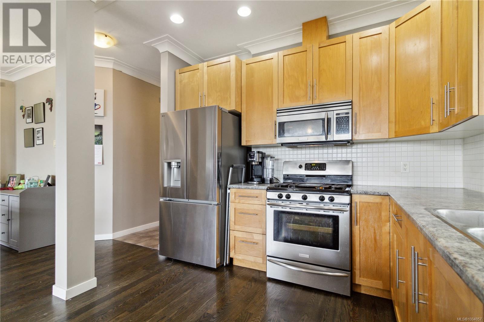 Property at 2073 Dover St image 2