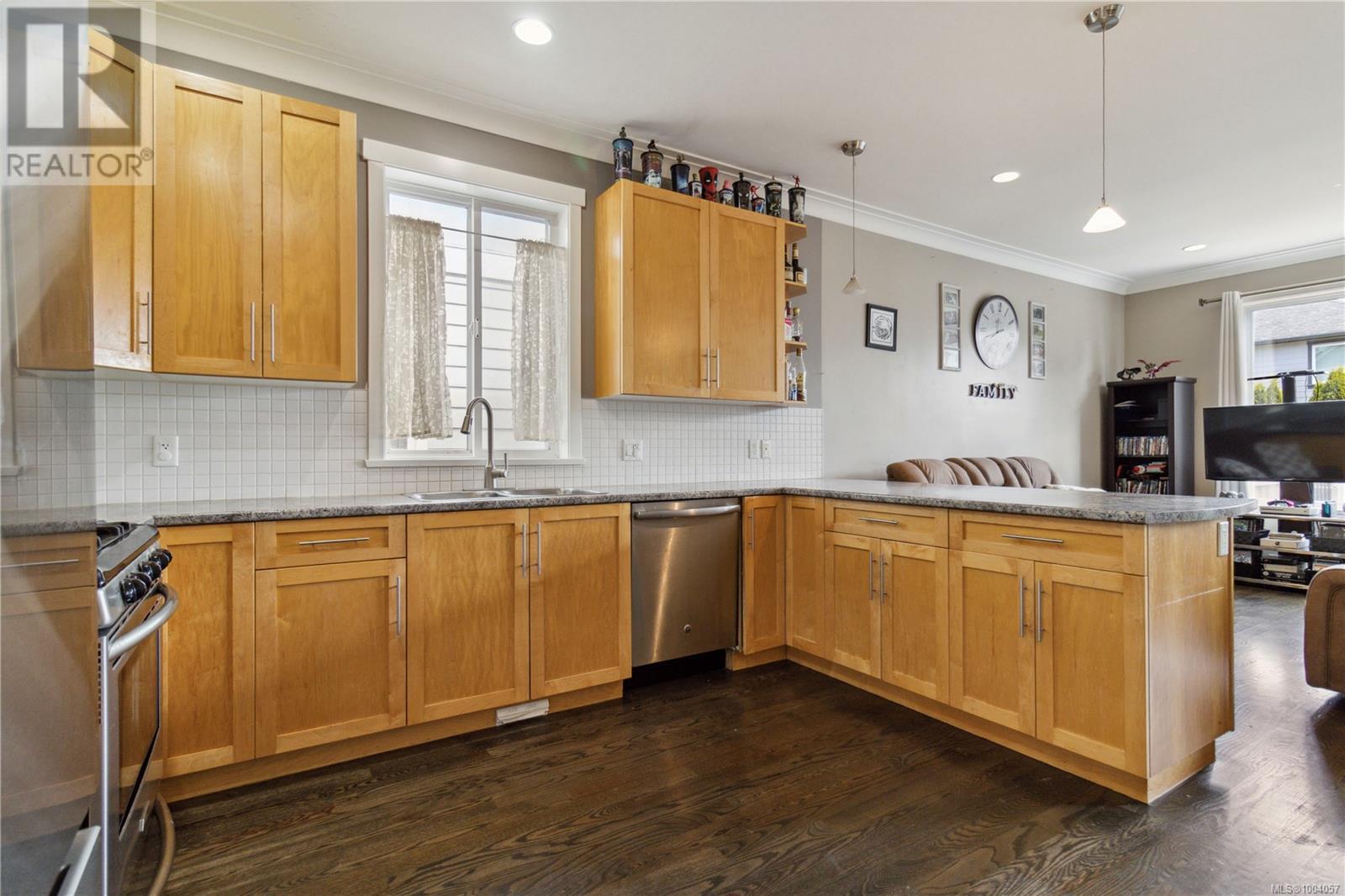 Property at 2073 Dover St image 3