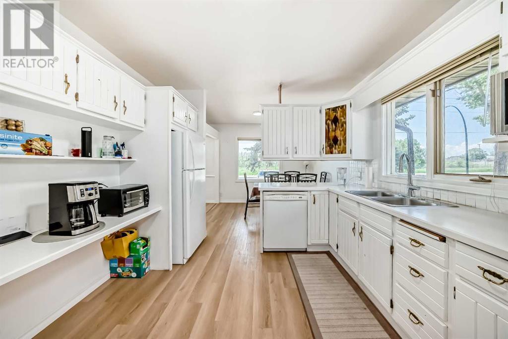 Property at 1616 50 Avenue SW image 5