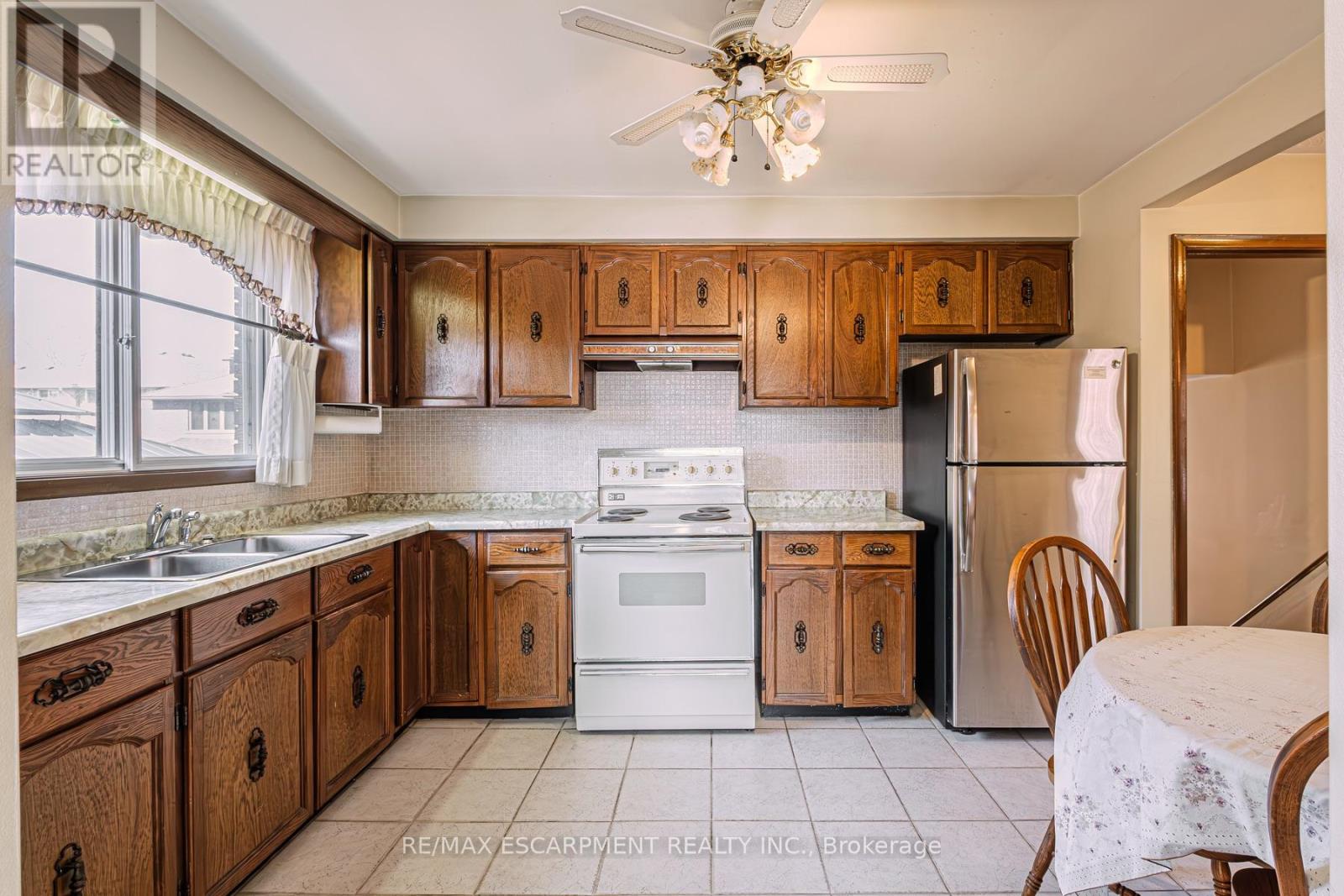 20 Harvard Place, Hamilton (Falkirk), Ontario  L9B 1S2 - Photo 8 - X12234029