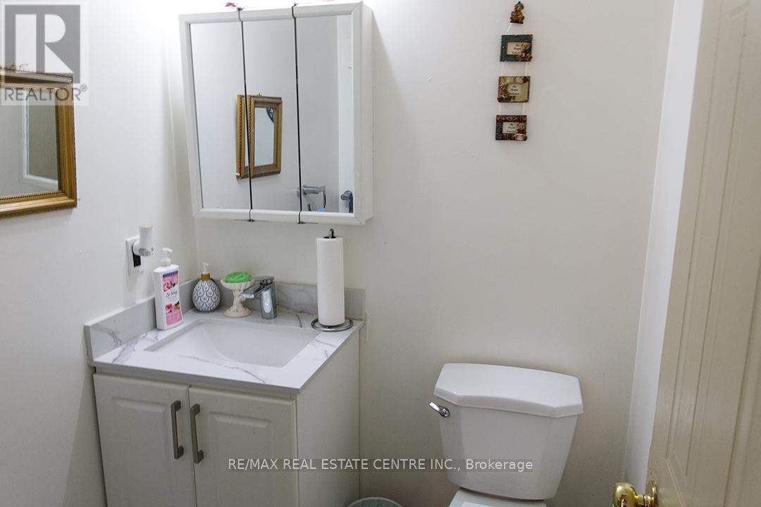 133 Saddletree Trail, Brampton, Ontario  L6X 4M9 - Photo 7 - W12156632