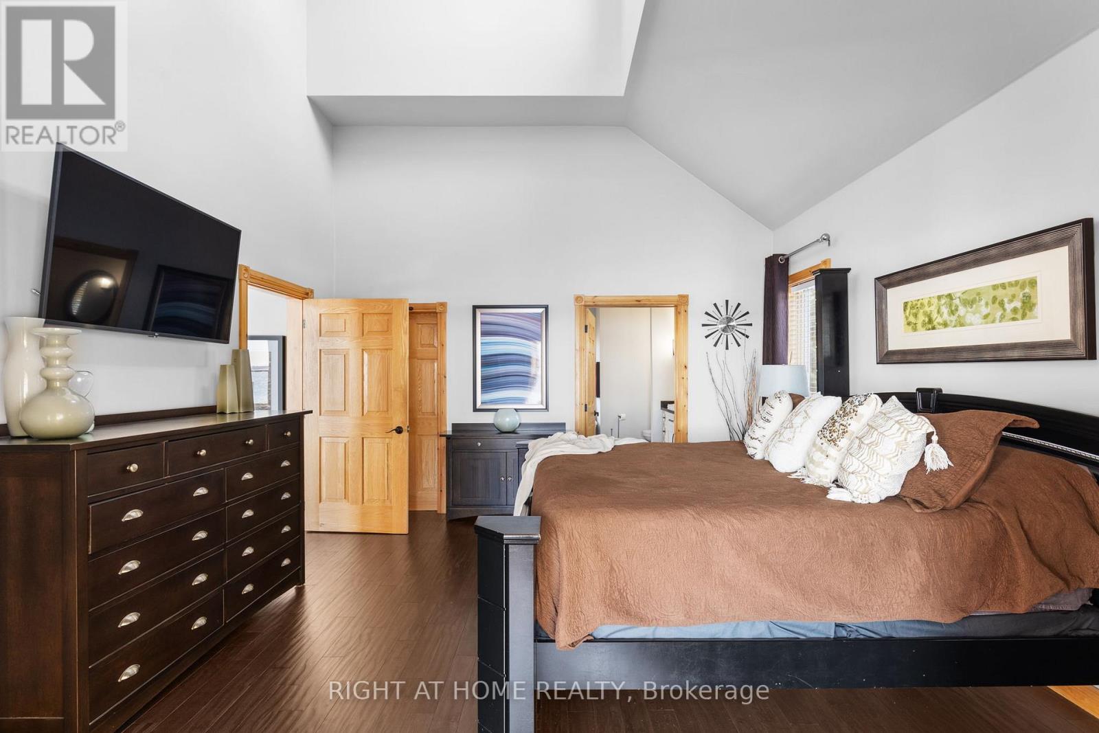 21 Lakeshore Road E, Oro-Medonte, Ontario  L0L 2E0 - Photo 31 - S12234192