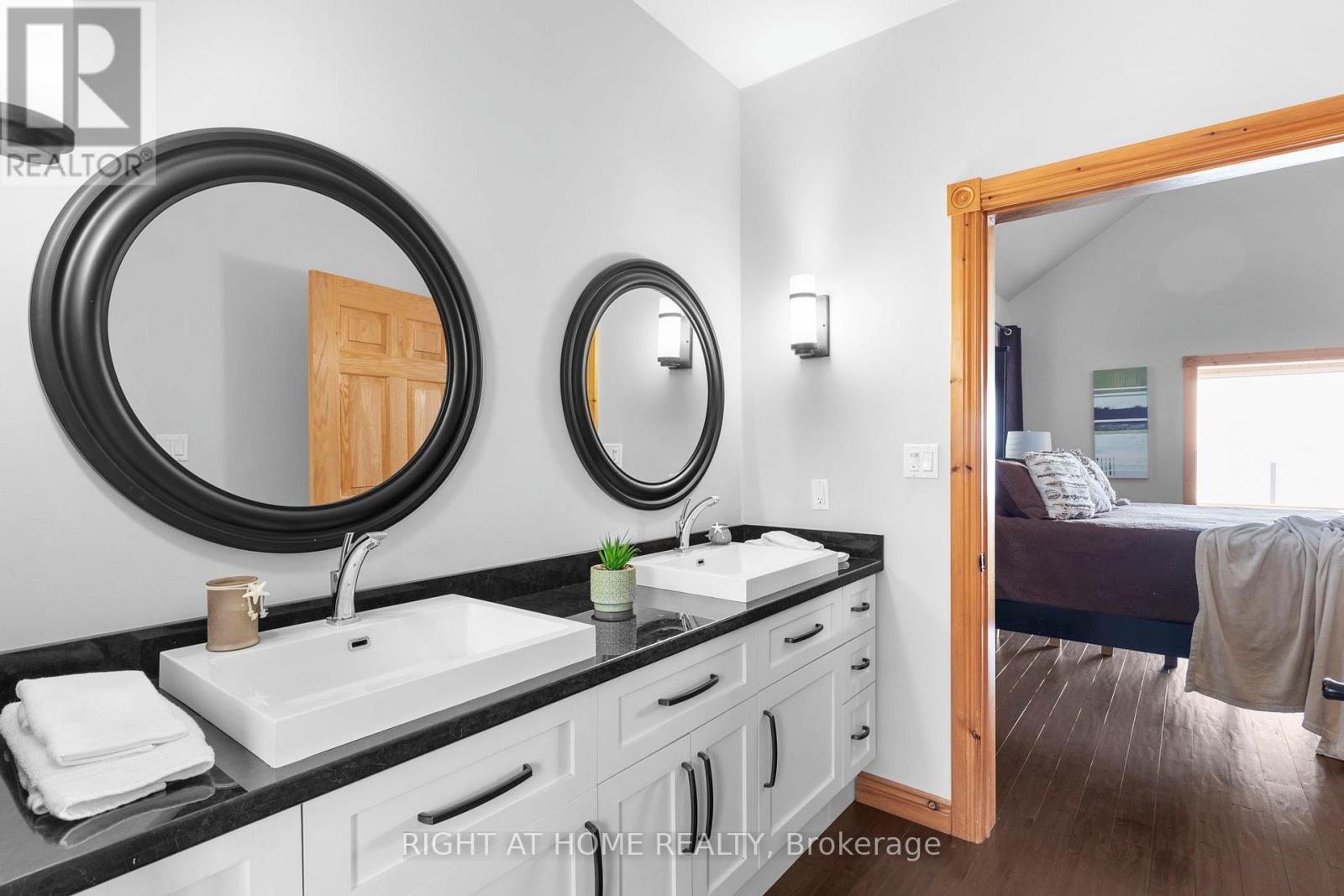 21 Lakeshore Road E, Oro-Medonte, Ontario  L0L 2E0 - Photo 36 - S12234192