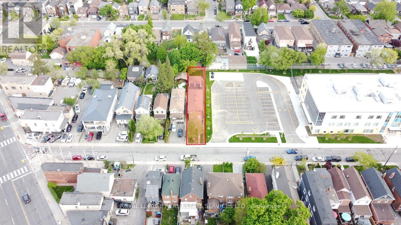 11 Dennis Avenue, Toronto, Ontario  M6N 2T7 - Photo 14 - W12162808