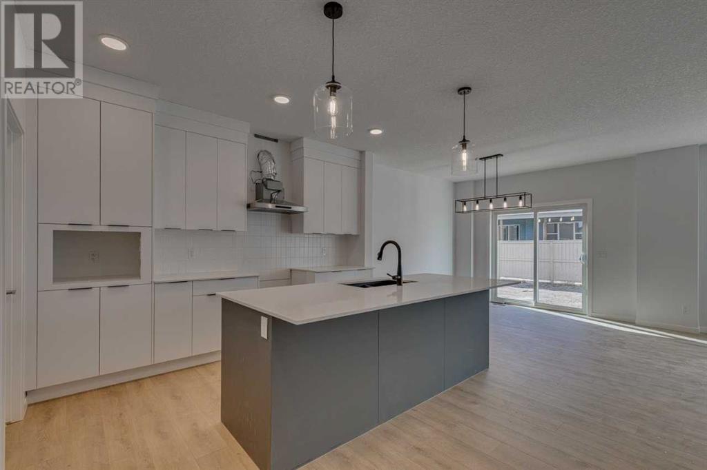 Property at 839 Bayview Terrace SW image 3