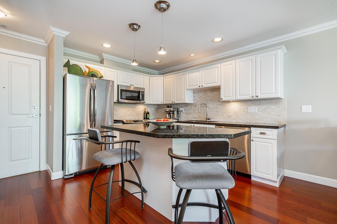 303 1153 Vidal Street, White Rock, British Columbia  V4B 3T4 - Photo 2 - R3017527