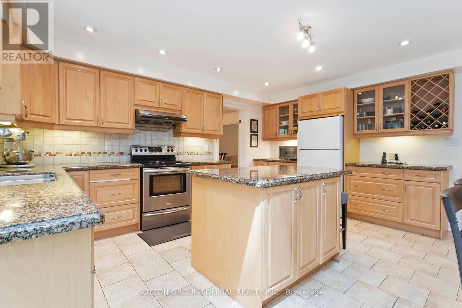 71 Farmstead Road, Toronto, Ontario  M2L 2X2 - Photo 13 - C12234496