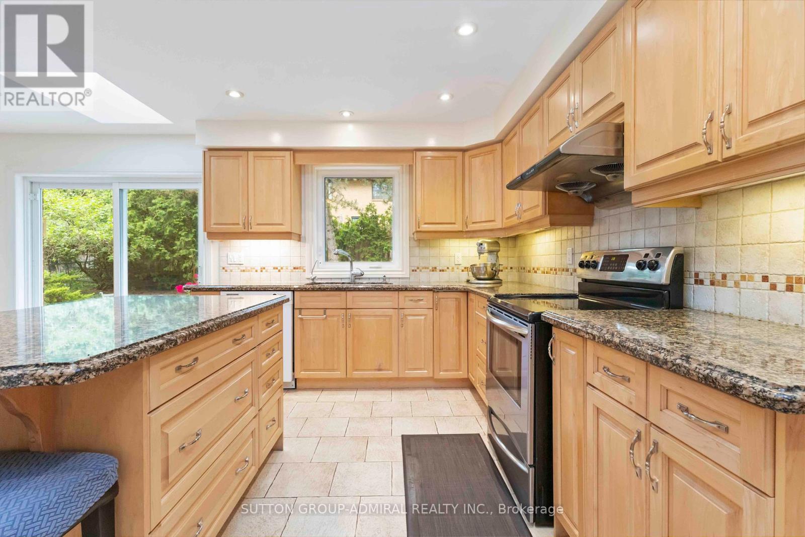 71 Farmstead Road, Toronto, Ontario  M2L 2X2 - Photo 15 - C12234496