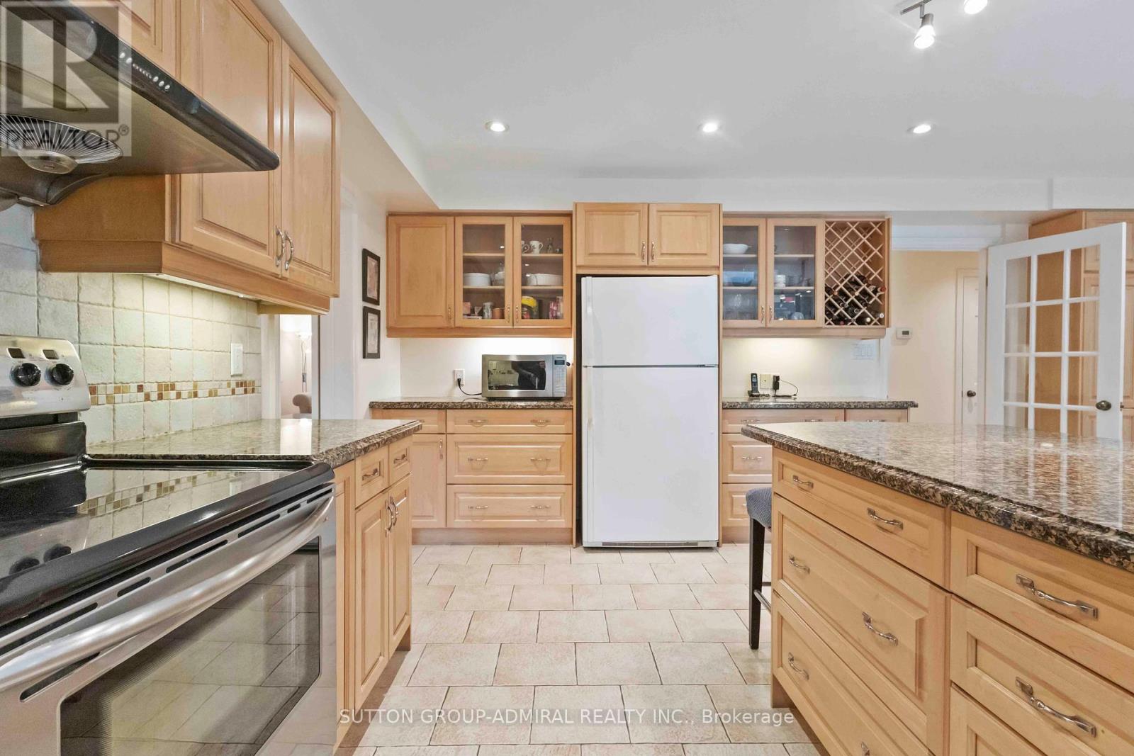 71 Farmstead Road, Toronto, Ontario  M2L 2X2 - Photo 17 - C12234496