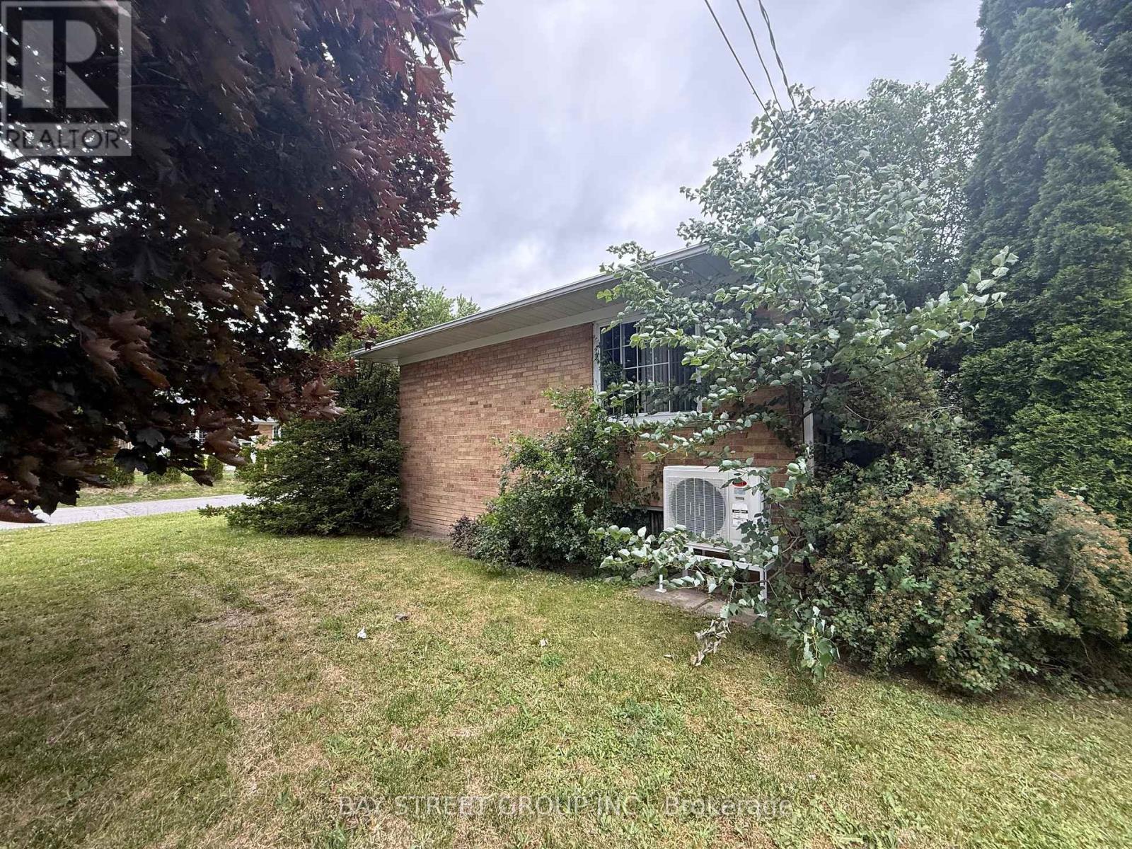 126 Cascade Circle, Richmond Hill, Ontario  L4C 3H7 - Photo 6 - N12234508