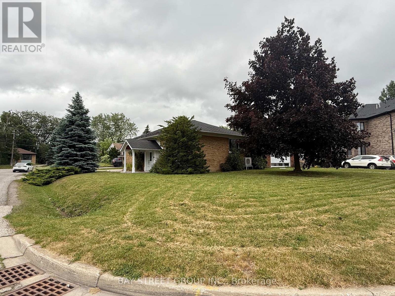 126 Cascade Circle, Richmond Hill, Ontario  L4C 3H7 - Photo 8 - N12234508