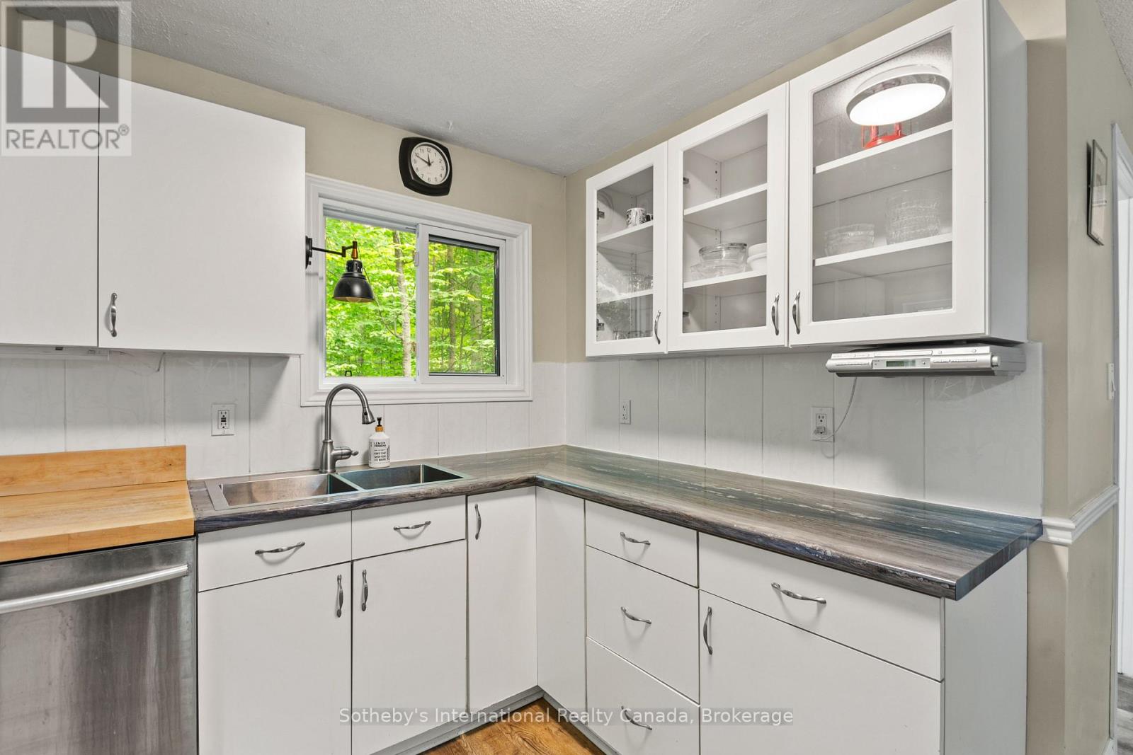 Property at 31 MEADOWS AVENUE image 3