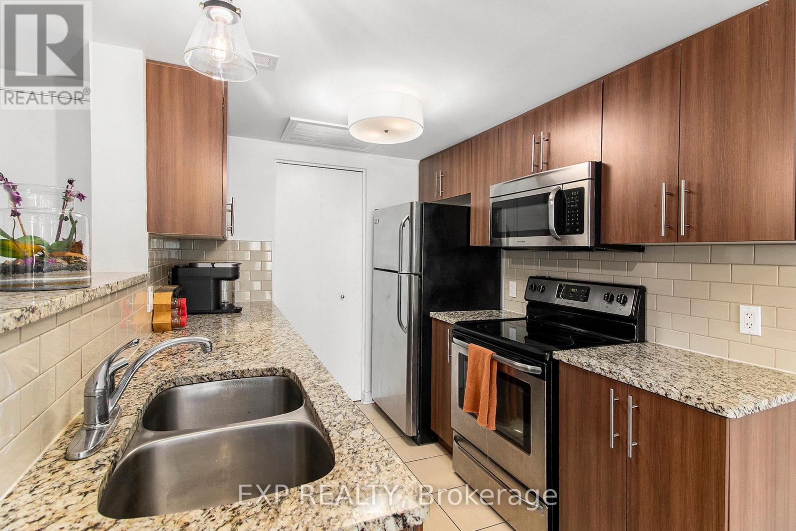 201 - 146 Daly Avenue, Ottawa, Ontario  K2N 6E9 - Photo 5 - X12234641