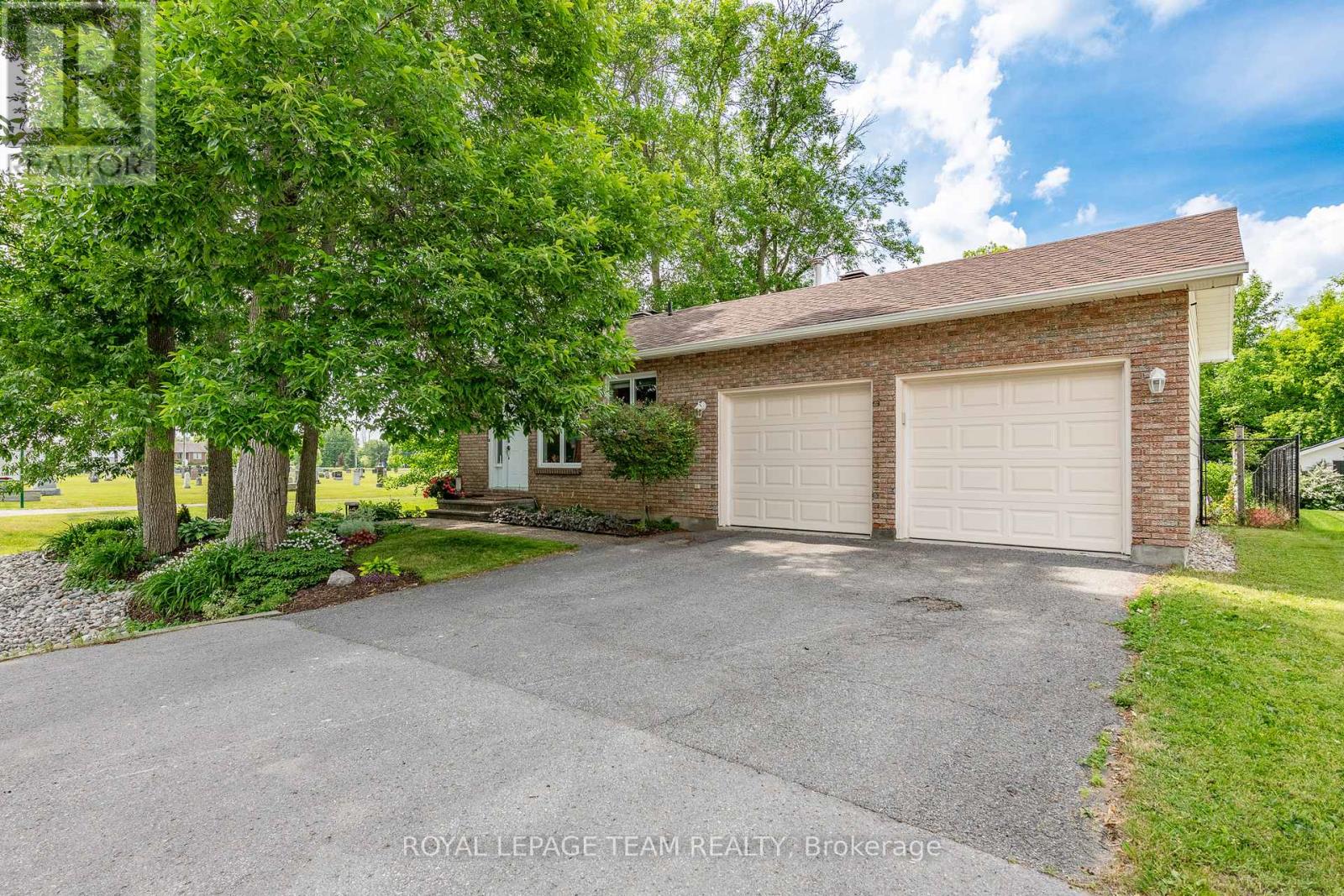 Property at 119 ROYAL YORK STREET W image 3