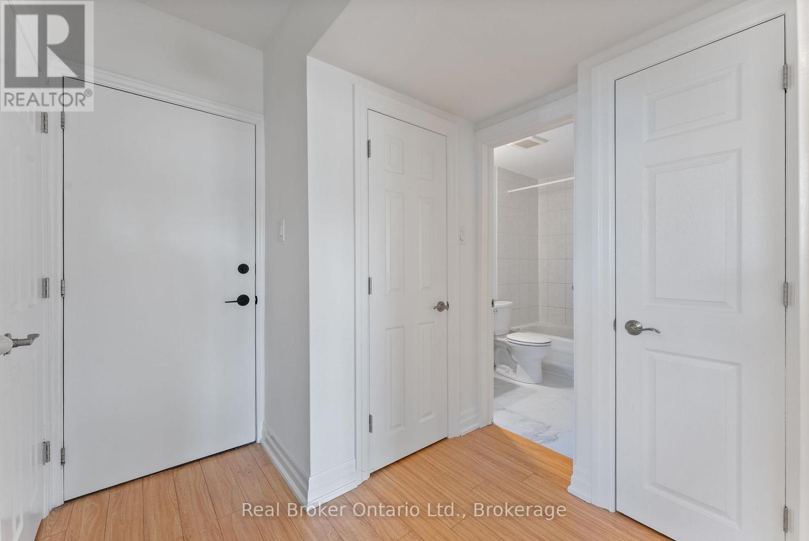 5 - 985 Kingsway Drive, Burlington, Ontario  L7T 3J1 - Photo 3 - W12234735