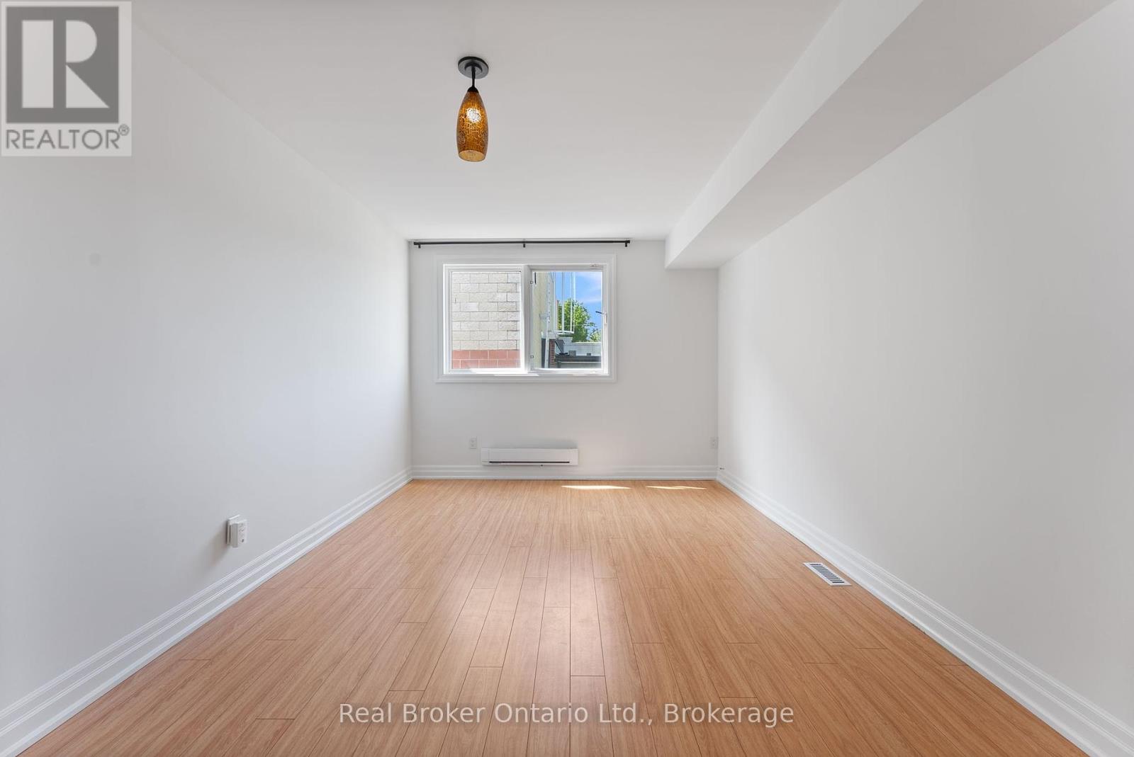 5 - 985 Kingsway Drive, Burlington, Ontario  L7T 3J1 - Photo 4 - W12234735