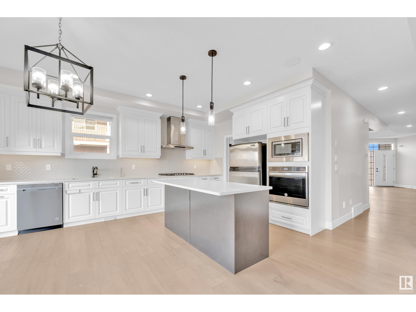Property at 824 34 AV NW image 2