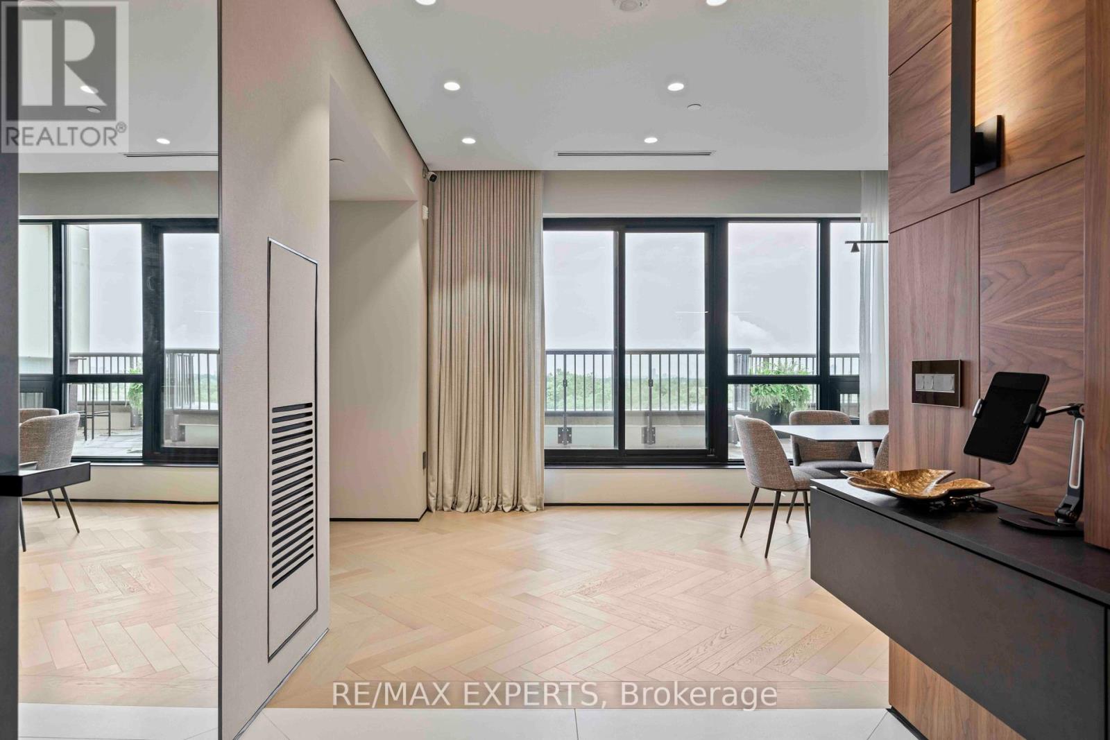 Property at 702 - 1700 AVENUE ROAD image 3