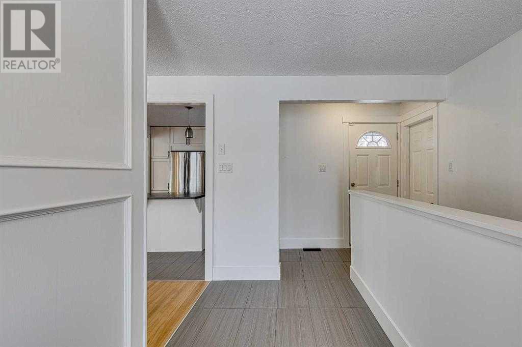 Property at 776 Acadia Drive SE image 3