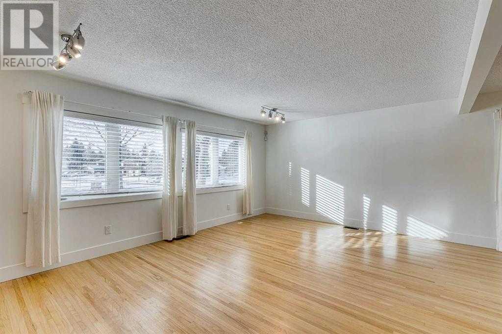 Property at 776 Acadia Drive SE image 4