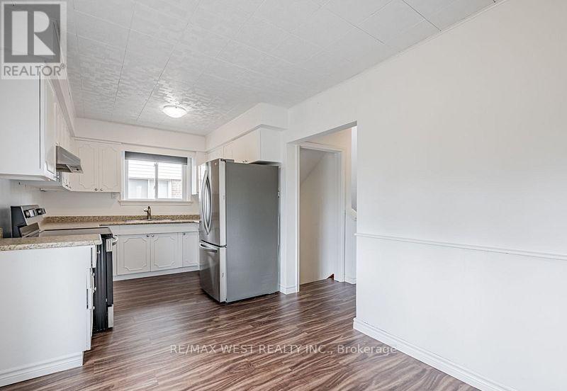 62 Stavely Crescent, Toronto, Ontario  M9W 2C4 - Photo 11 - W12234933