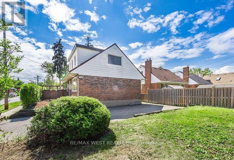62 Stavely Crescent, Toronto, Ontario  M9W 2C4 - Photo 35 - W12234933