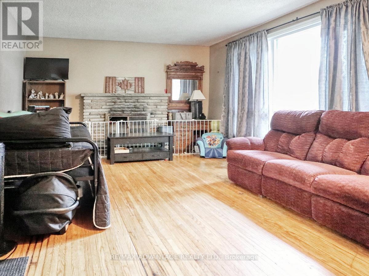 Property at 239 COMMISSIONERS ROAD W image 3