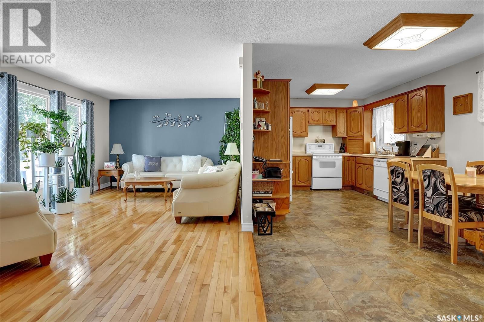 227 Rodenbush Drive, Regina, Saskatchewan  S4R 6X1 - Photo 7 - SK008682