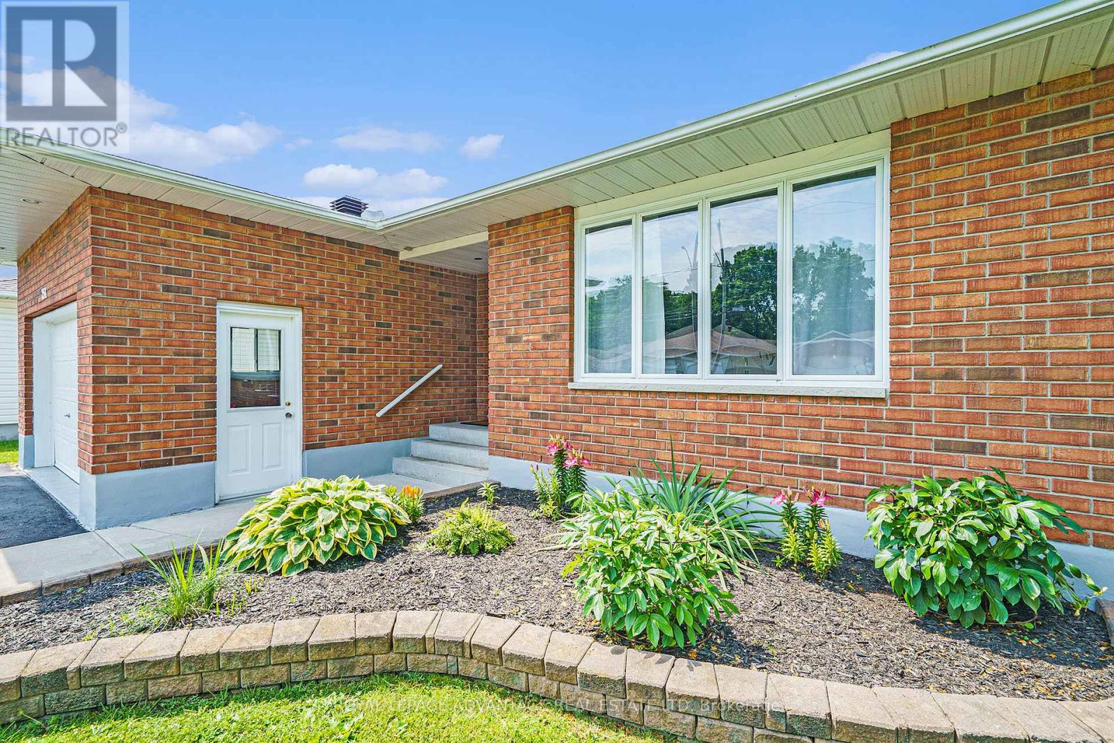 Property at 254 GLENWOOD CRESCENT image 2