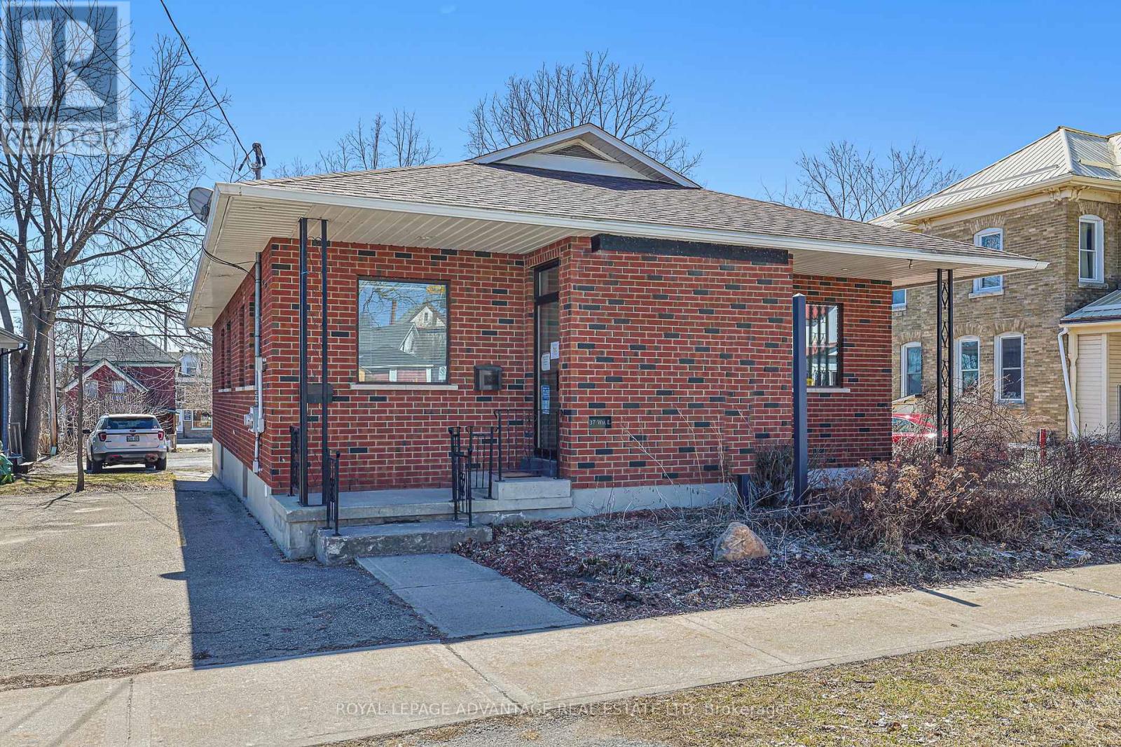 37 William Street E, Smiths Falls, Ontario K7A 1C3 - Photo 1 - X12143956