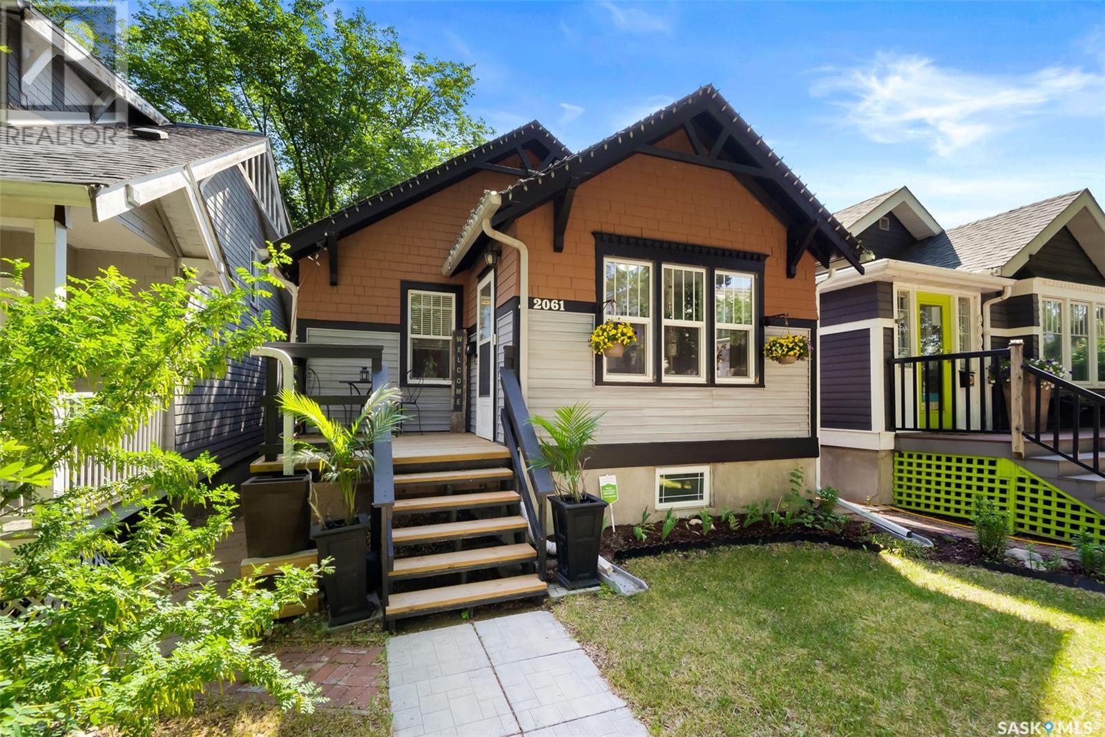 Property at 2061 Elphinstone STREET image 1