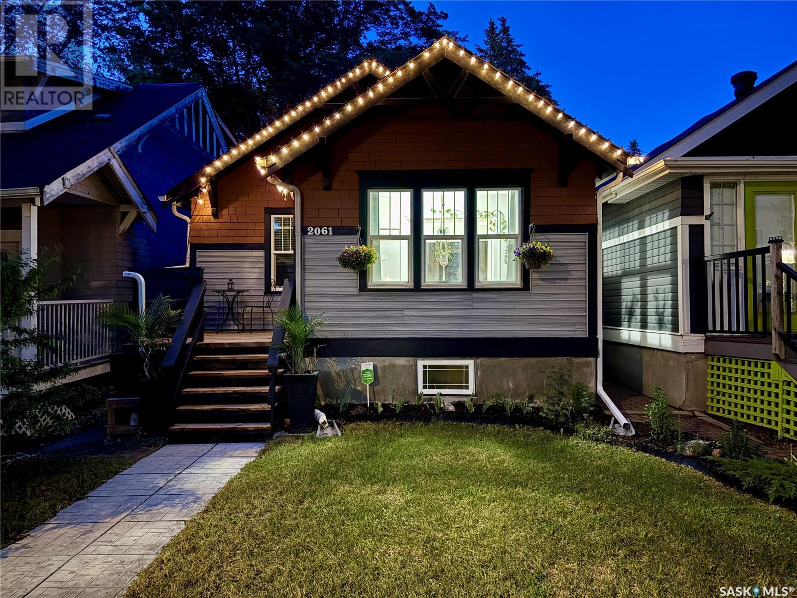 Property at 2061 Elphinstone STREET image 2