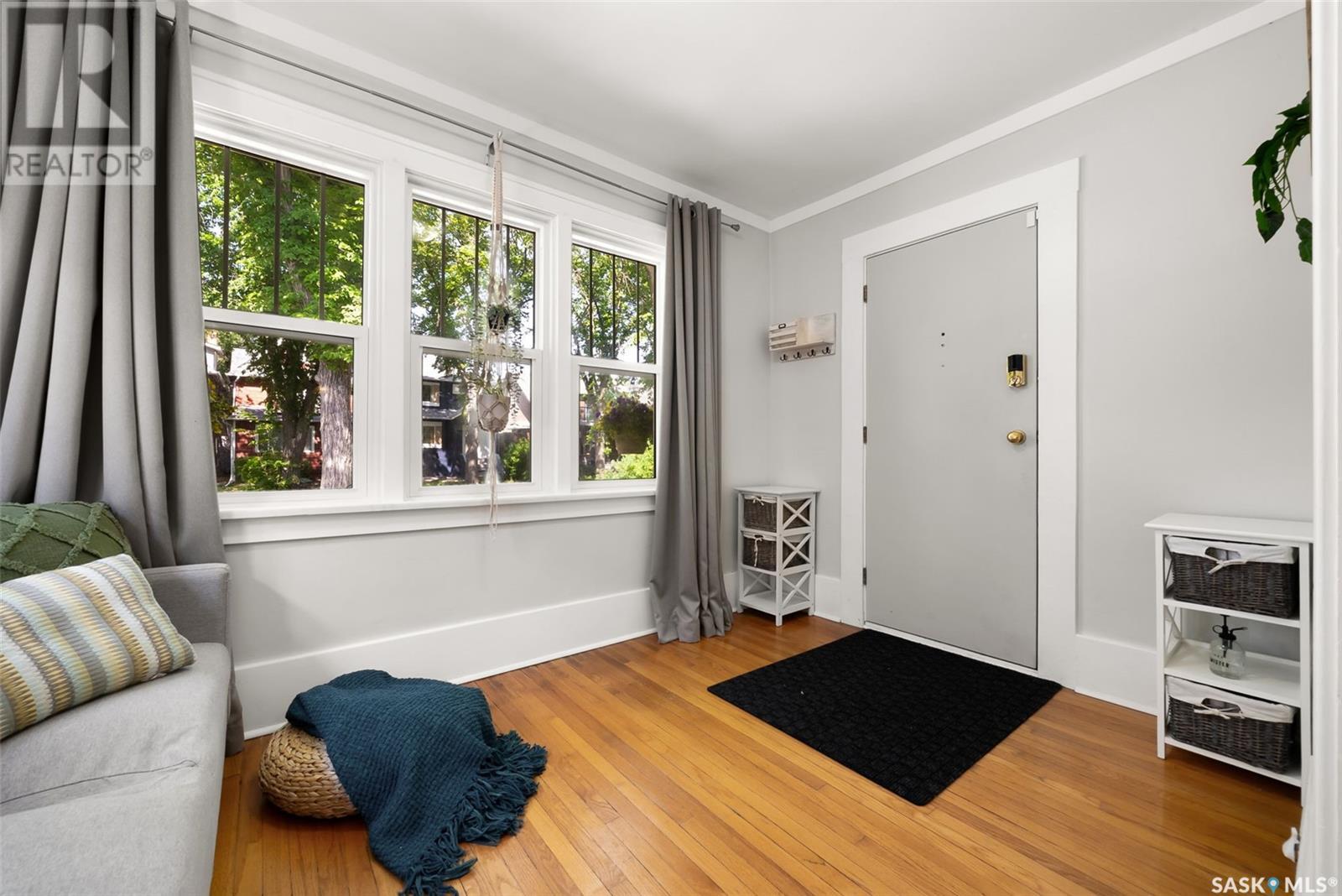 Property at 2061 Elphinstone STREET image 3
