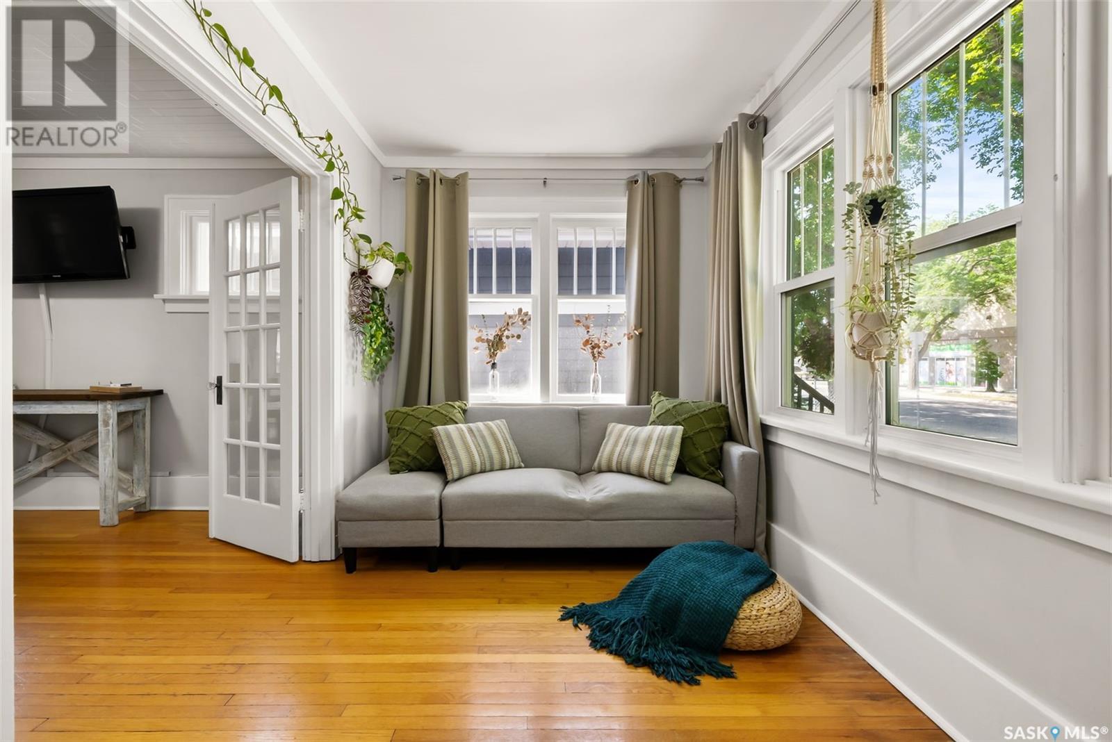 Property at 2061 Elphinstone STREET image 4