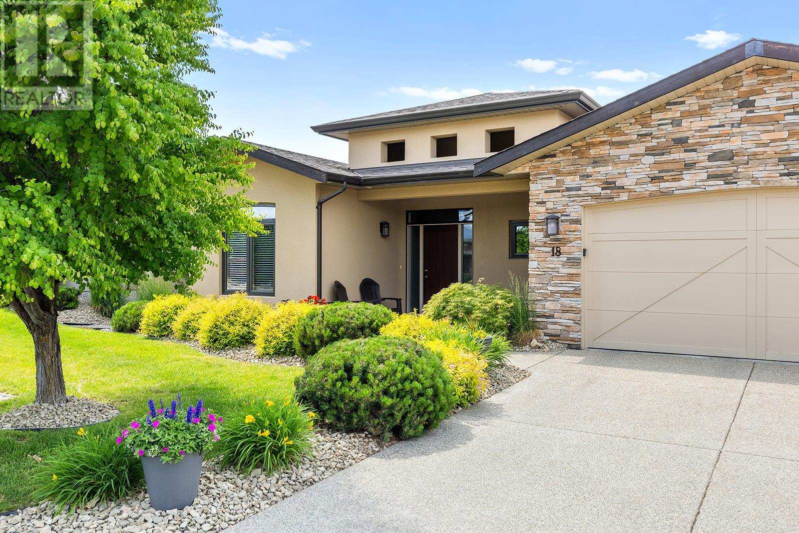 588 Harrogate Lane Unit# 18, Kelowna, British Columbia