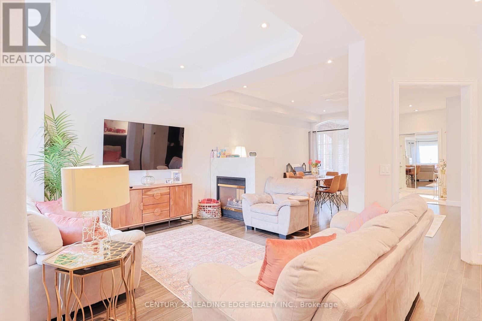 Property at 28 SYLWOOD CRESCENT image 4