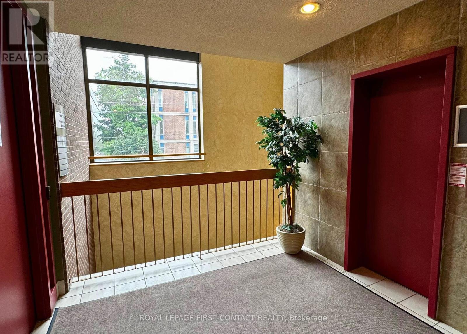 135 Bayfield Street, Barrie, Ontario  L4M 3B3 - Photo 5 - S12235480