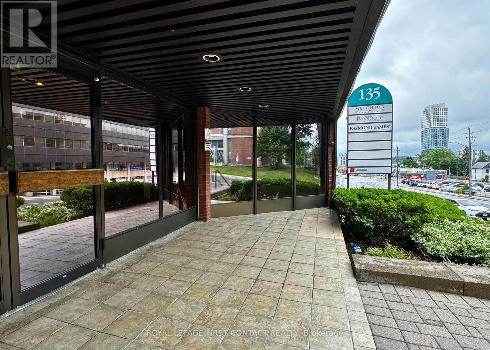 100 - 135 Bayfield Street, Barrie (City Centre), Ontario  L4M 3B3 - Photo 2 - S12235542