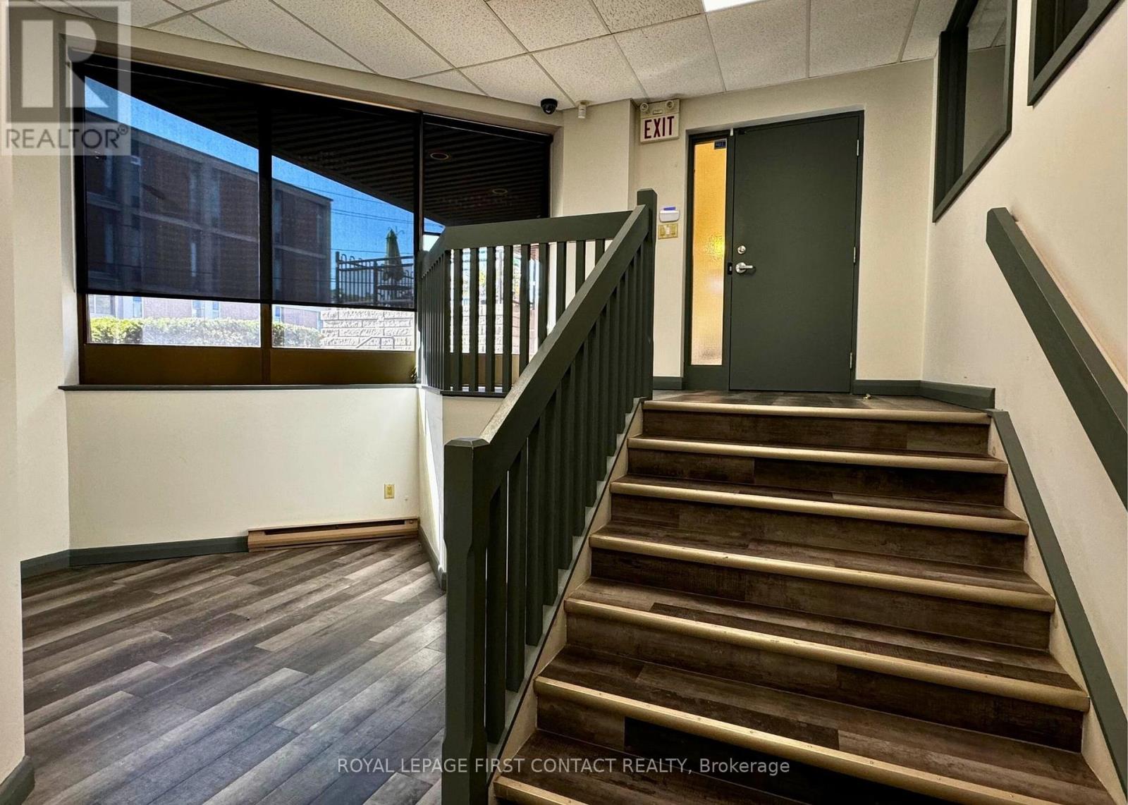 100 - 135 Bayfield Street, Barrie (City Centre), Ontario  L4M 3B3 - Photo 5 - S12235542