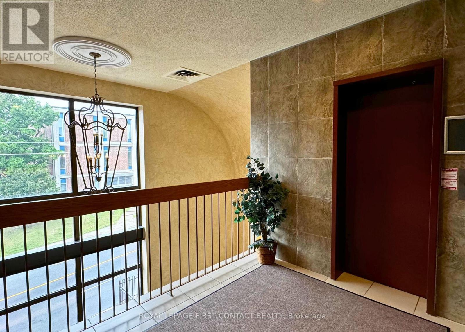 300b/301 - 135 Bayfield Street, Barrie (City Centre), Ontario  L4M 3B3 - Photo 5 - S12235609