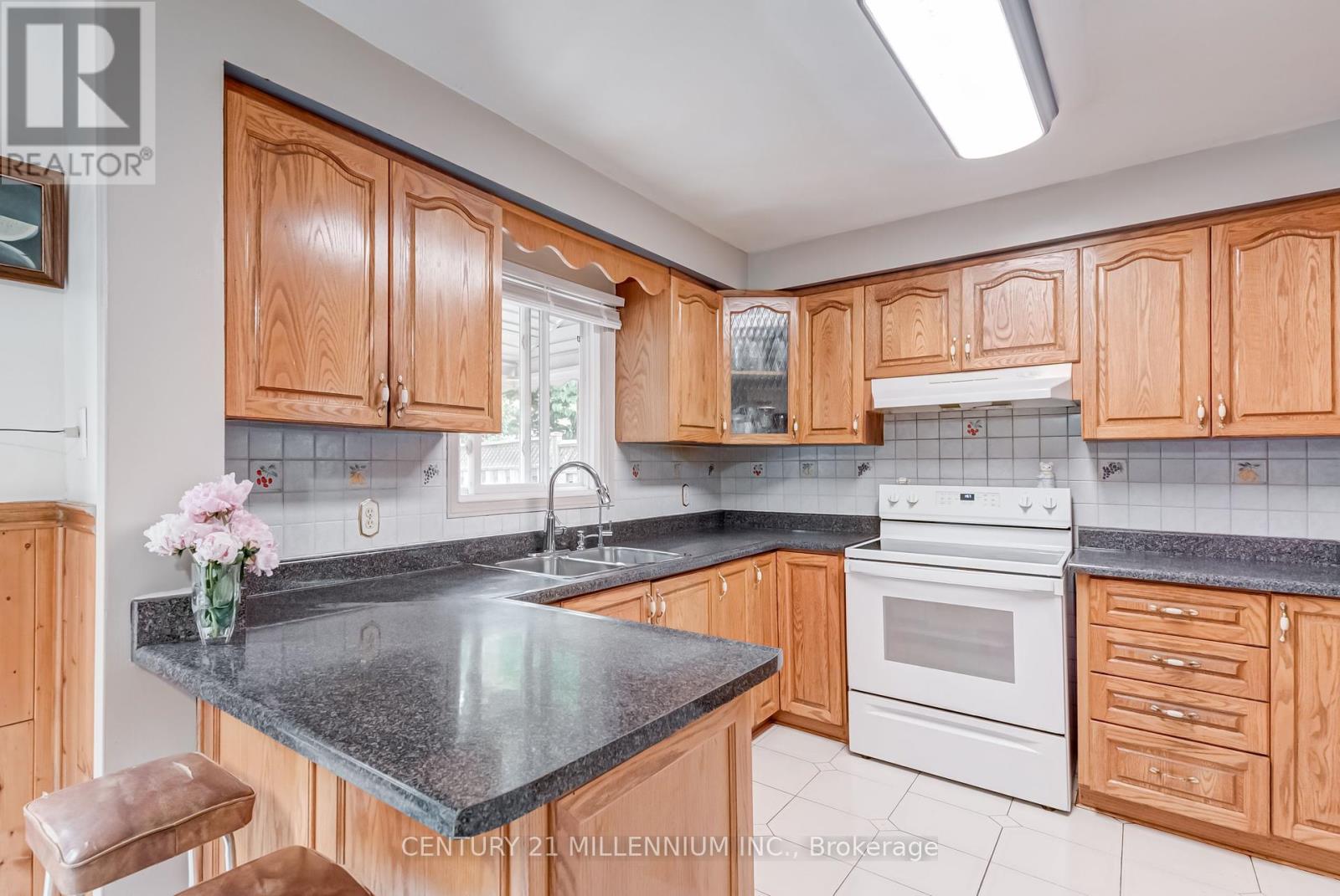 61 Castlehill Road, Brampton, Ontario  L6X 4C9 - Photo 7 - W12235084